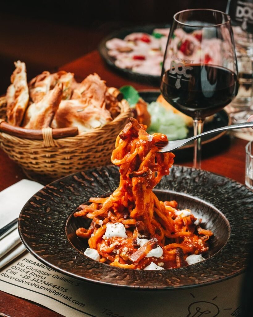 Amatriciana con pan crujiente y vino tinto