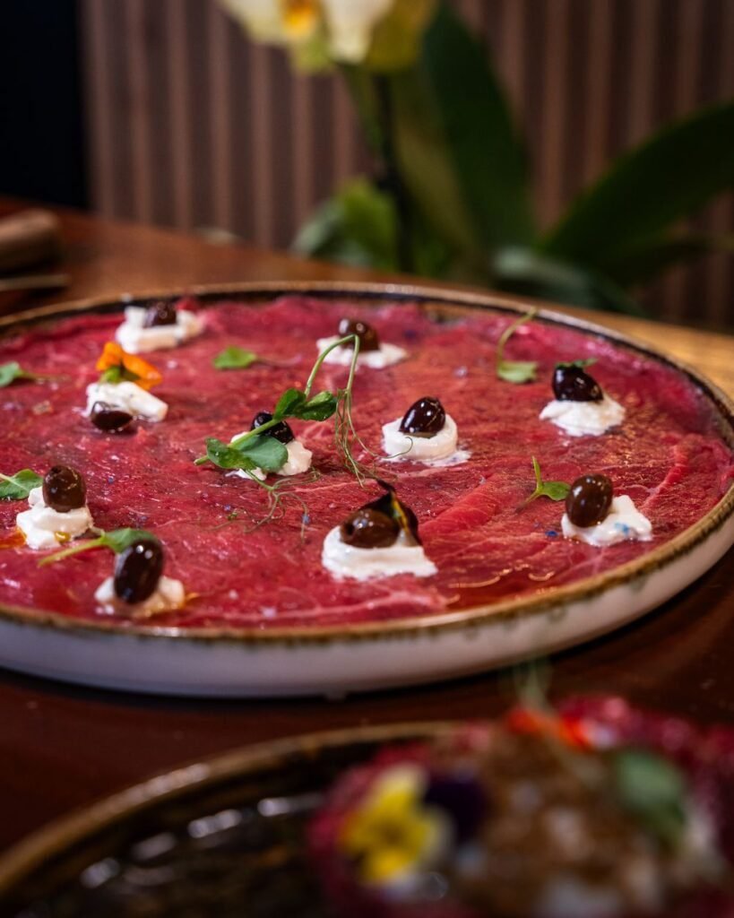 Carpaccio legendario con ricotta y aceitunas taggiasca