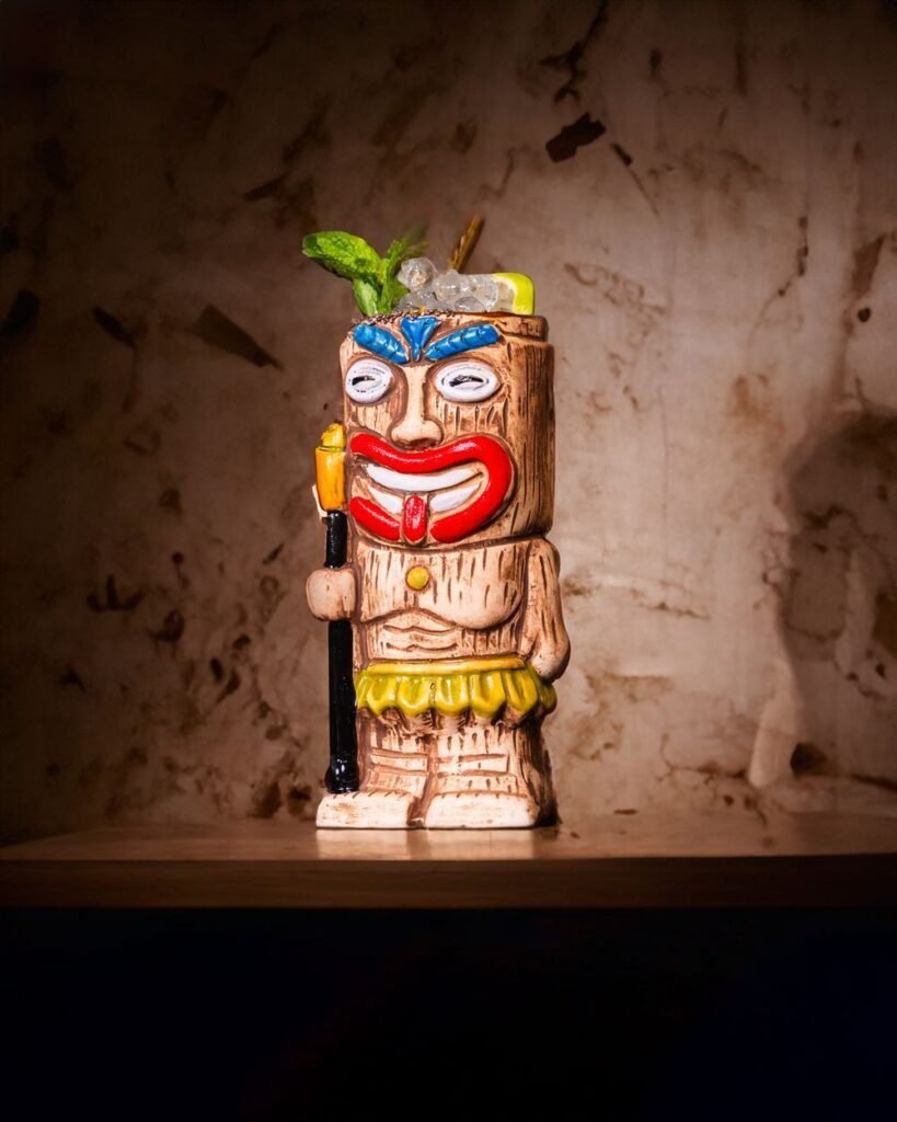 Cóctel Hakuna Matata servido en una taza tiki