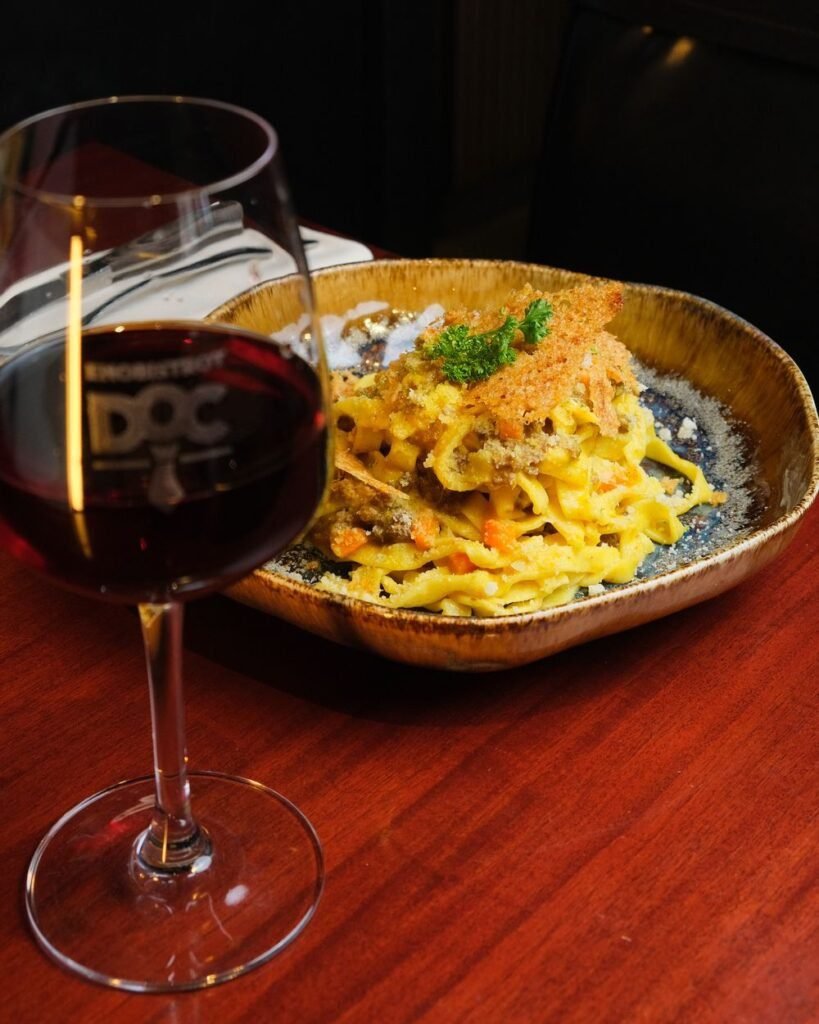 Fettuccine con ragú de Angus y una copa de vino tinto