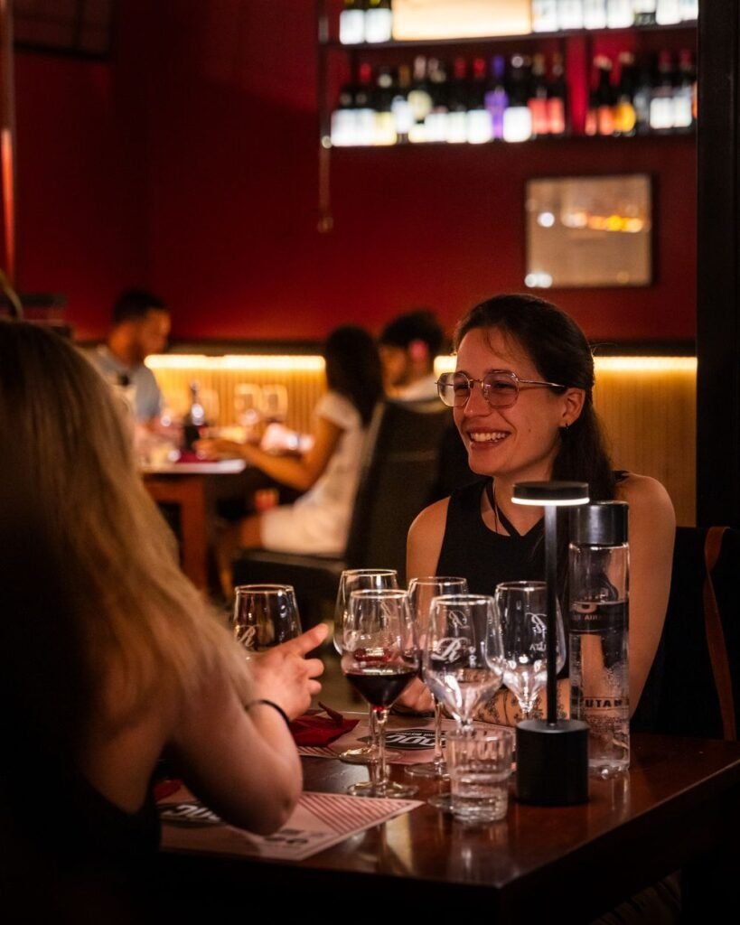 Los comensales en la mesa del salón bistró