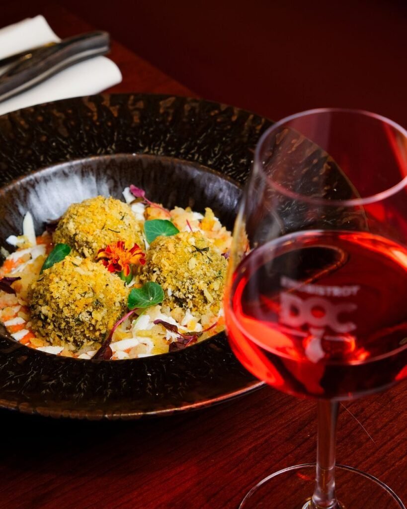 Albóndigas crujientes de berenjena con vino rosado