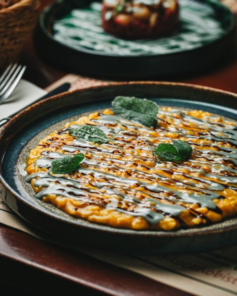 Risotto de calabaza con salsa tártara y una copa de vino