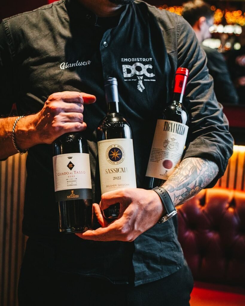 Sommelier con una selección de vinos finos de la bodega