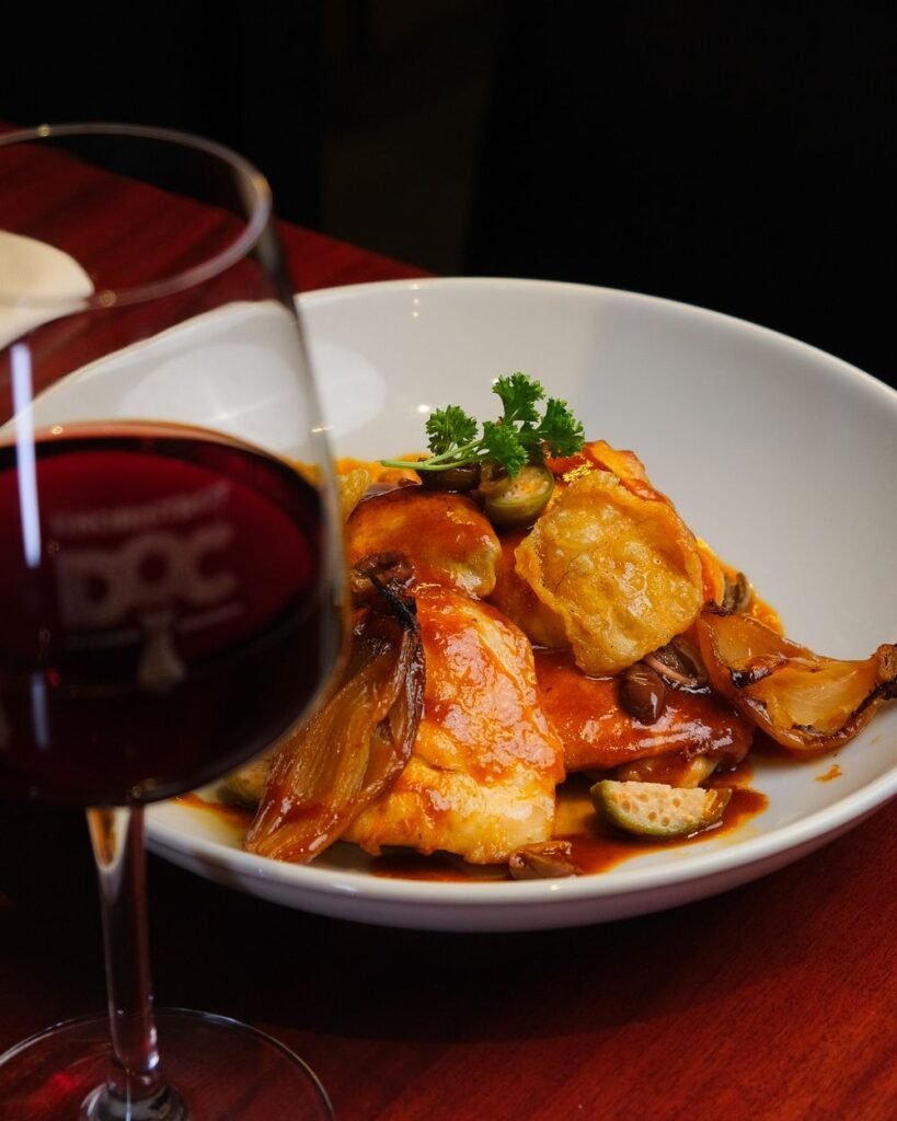 Muslo de pollo glaseado con patatas crujientes y vino tinto