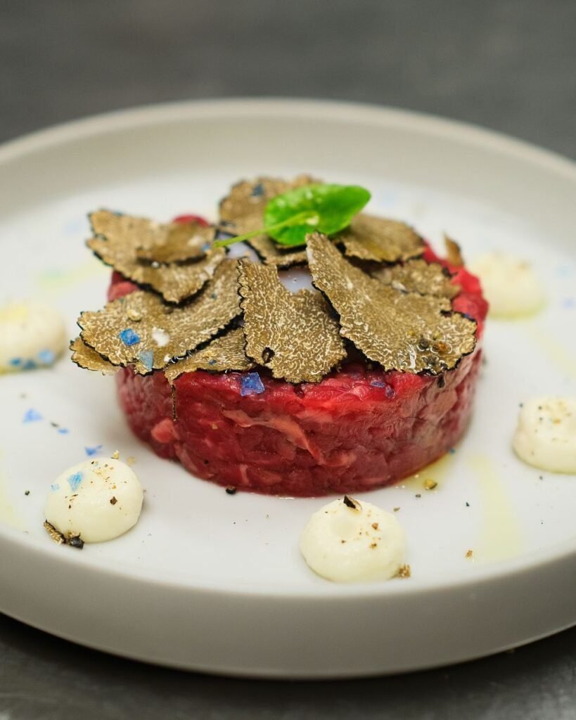 Tartar de carne picada con trufa negra fresca