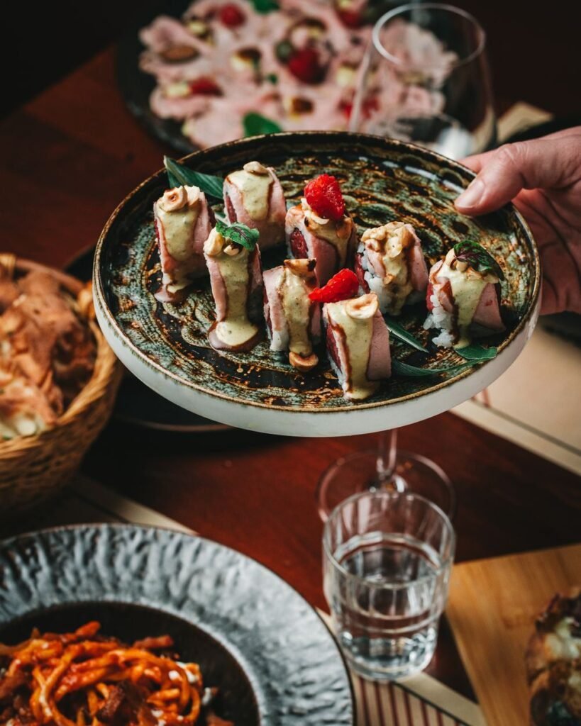 Rollitos de atún de ternera servidos en la mesa con los aperitivos